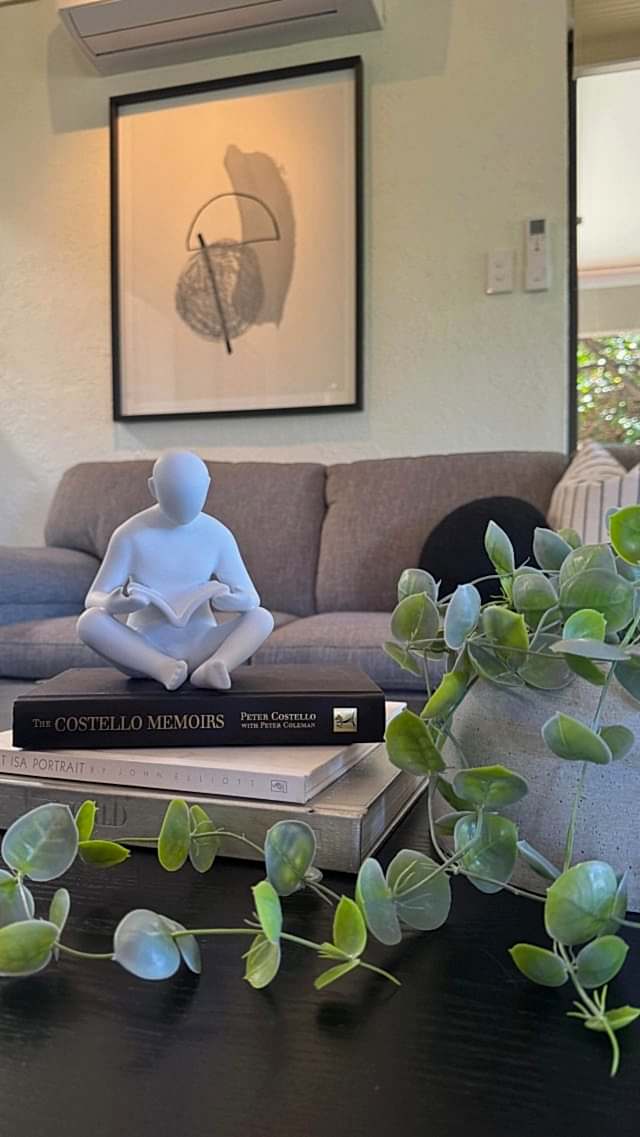 Full staging isn’t always possible. ✨ That’s why it all starts with a site visit—understanding the vendor’s situation and the flow of the home is key. From there, we embrace what’s already staying and layer in our own styling touches. The result? Partial staging that feels fresh, elevated, and completely unique. It’s design alchemy, and the surprise ending is always our favour💃🛋️🎨